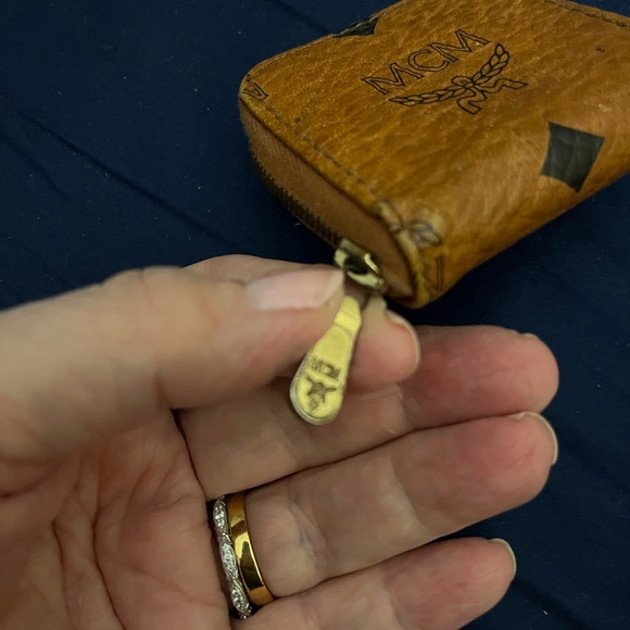 MCM vintage small coin purse. - Picture 4 of 9